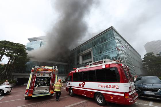 10일 서울 종로구 조계사 옆 불교중앙박물관에 화재가 발생해 연기가 나고 있다. 연합뉴스