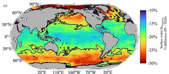 산업화 이전 대비 해양 산성화 정도를 지도로 표현했다. 붉은색이 진한 해역일수록 산성화가 빠르게 진행됐다는 뜻이다. Global Change Biology 제공
