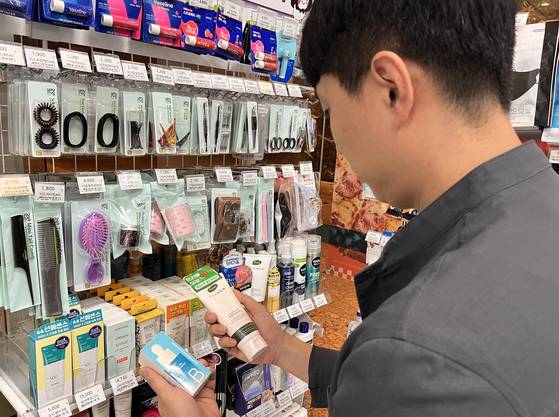 GS25 편의점에서 남성 소비자가 제품을 둘러보고 있다. 사진 GS25