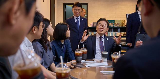 ‘불통’으로 평가받던 전임 대통령을 뒤로 하고, 이재명 대통령의 언론 소통 행보는 앞으로 어떻게 될까. 대통령실 출입 기자들은 새 브리핑 방침에 우려를 표하면서도 소통 확대에 대한 기대감을 드러냈다. 사진은 10일 이 대통령이 서울 용산구 대통령실 청사에서 출입 기자들과 차담회를 갖고 있는 모습. /대통령실 제공