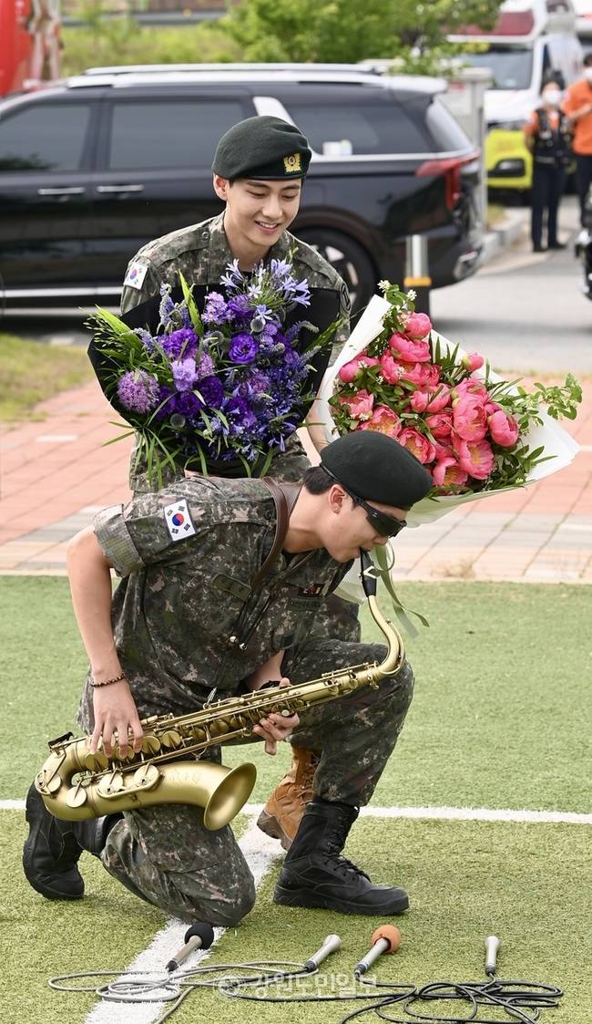 ▲ 세계적인 아이돌그룹 방탄소년단(BTS) 멤버 뷔와 RM의 전역일인 10일 춘천시 신북읍 체육공원에서 RM이 만화 ‘명탐정 코난’의 주제곡을 연주하며 등장하고 있다. 방도겸 기자