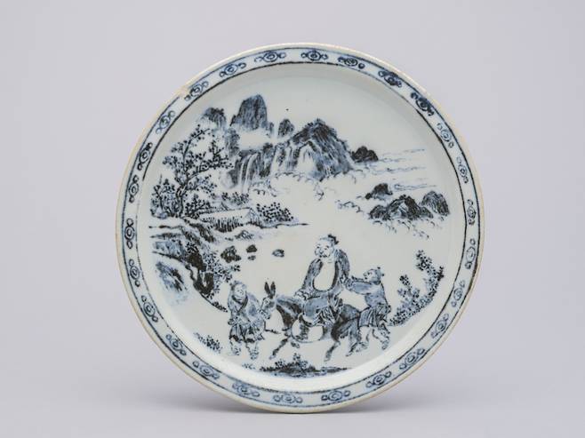 백자 청화 산수·인물무늬 전접시. 연합뉴스
