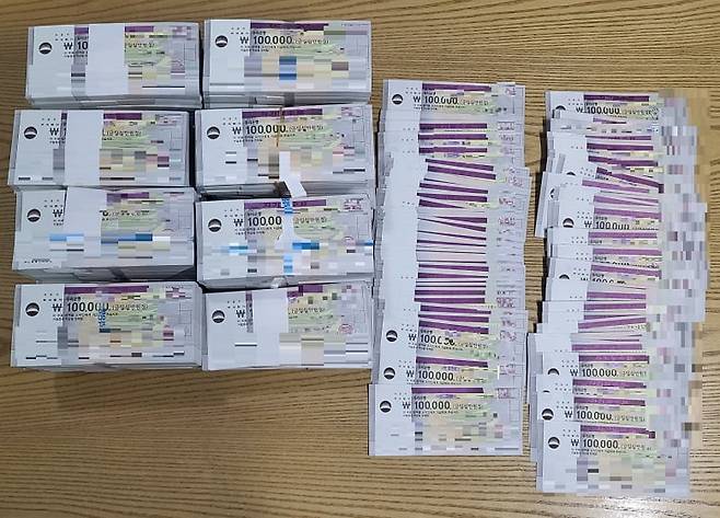 국세청이 고액상습체납자 710명을 대상으로 재산추적에 나섰다고 10일 발표했다. 사진은 이들이 숨겼다가 추징당한 현금과 금괴, 귀금속, 수표 등의 재산. 국세청 제공