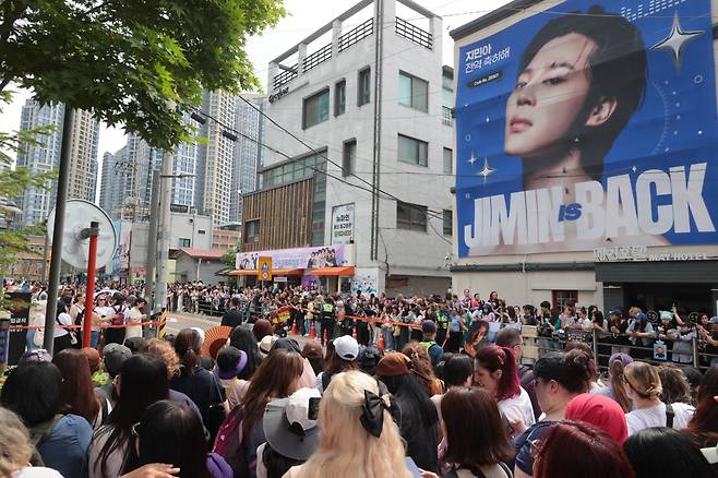 방탄소년단(BTS) 멤버 RM과 뷔의 전역일인 10일 서울 용산구 하이브 사옥 앞에서 국내외 아미(ARMY·BTS의 팬덤)들이 멤버들의 제대를 축하하고 있다. 연합뉴스