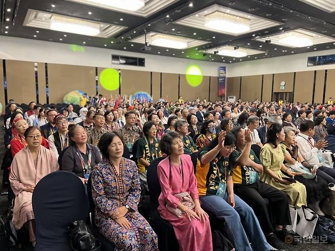 정태진 예장고신 총회장이 이날 개회예배에서 설교 메시지를 전하고 있다. 아래 사진은 대회에 참석한 선교사들이 찬양을 부르며 기도하는 모습.