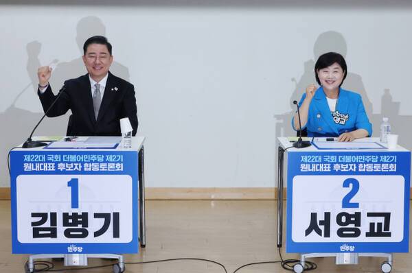 10일 서울 여의도 국회 의원회관에서 열린 더불어민주당 제22대 국회 2기 원내대표 후보 합동 토론회에서 김병기(왼쪽)·서영교 후보가 본격적인 토론에 앞서 취재진 카메라를 향해 파이팅 포즈를 취하고 있다. 연합뉴스