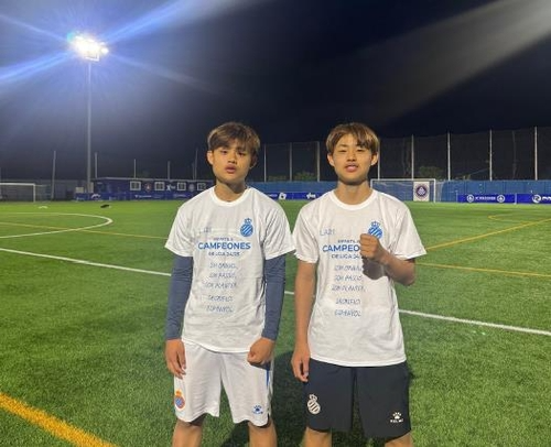 U-14 리그에서 우승한 쌍둥이 형제 / 출처=연합뉴스