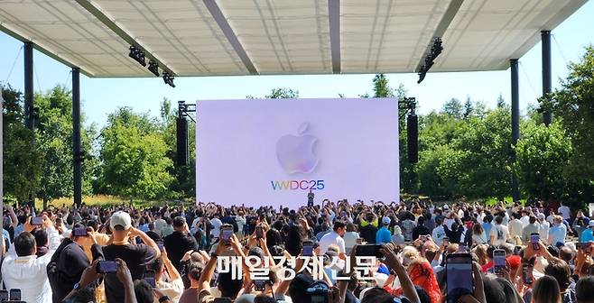 팀 쿡 애플 CEO가 9일(현지시간) 미국 캘리포니아주 쿠퍼티노에서 열린 WWDC2025 개막을 앞두고 참석자들에게 인사를 하고 있다. <사진=이덕주 기자>