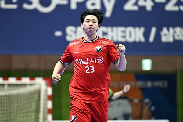 사진 베스트 7 레프트백을 수상한 하남시청 박광순, 사진 제공=한국핸드볼연맹