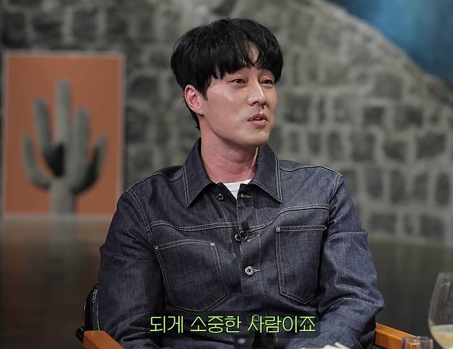 소지섭이 홀어머니와 할머니를 모시고 살며 집안을 일으켜 세웠다는 가정사가 공개됐다. /사진=유튜브 '짠한형 신동엽' 갈무리