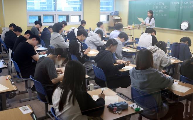 재수생들이 2026학년도 대학수학능력시험 6월 평가원 모의고사 시행일인 4일 오전 서울 양천구 종로학원 고사실에서 시험시작을 기다리고 있다. 사진은 기사와 관계 없음. /사진=뉴시스.