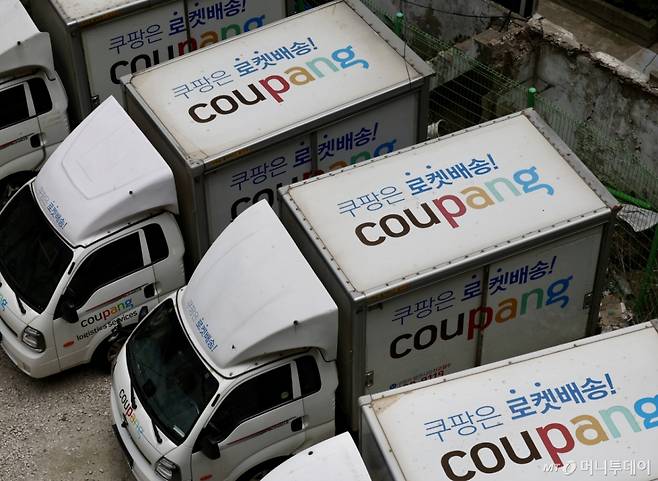 3일 오후 서울 중구 한 쿠팡 차고지에 배달 차량이 주차돼 있다. /사진제공=쿠팡