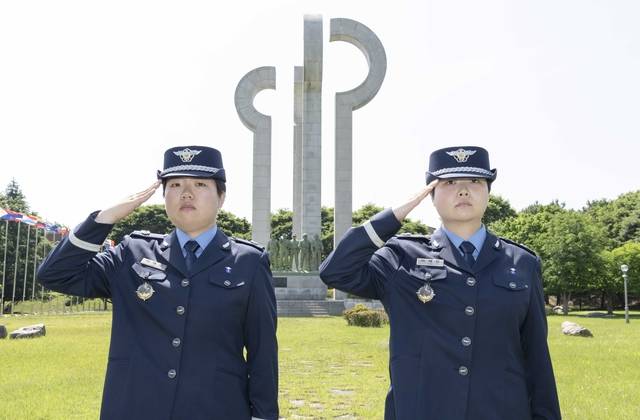 27일 경남 진주 공군 교육사령부 대연병장에서 열린 제154기 공군 학사사관후보생 임관식에서 동시 임관한 언니 이해인(왼쪽) 소위와 동생 이해민(오른쪽) 소위가 거수경례하고 있다. 공군 제공