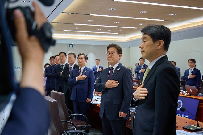 이재명 대통령이 10일 서울 용산 대통령실에서 열린 국무회의에서 국기에 경례하고 있다. 대통령실 제공