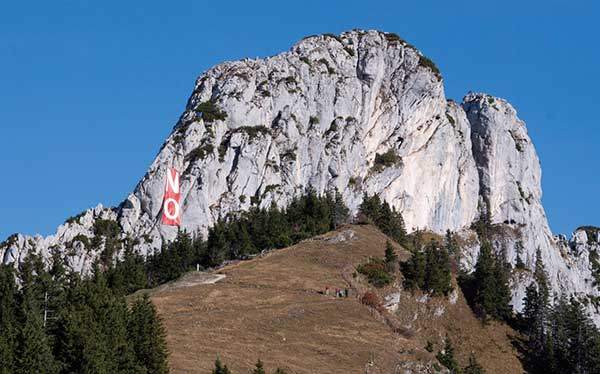 케이블카 확장 사업에 반대해 캄펜반드산 절벽에 내걸린 대형 현수막. 사진 스벤 호프.