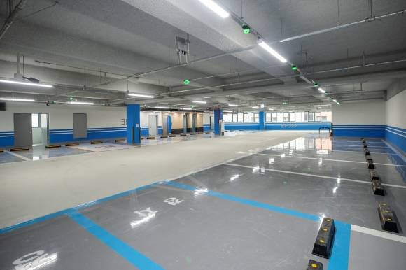 서울 양천구 신정4동에 설치된 벚꽃길 공영주차장의 내부 모습. 양천구 제공