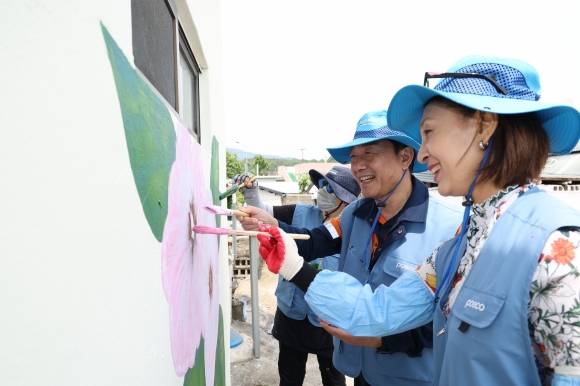 지난달 23일 포스코 포항제철소 이동렬(가운데) 소장이 임직원들과 포항 송라면 ‘대전 3·1의거’ 기념관에서 벽화 그리기를 하고 있다. 포스코 제공