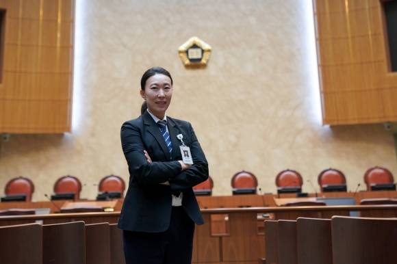 9일 서울 서초구 대법원 대법정에서 법원 보안관리대 공채 1기인 김초혜 대법원 보안관리대 5팀장이 팔짱을 낀 채 미소 짓고 있다. 본인 제공