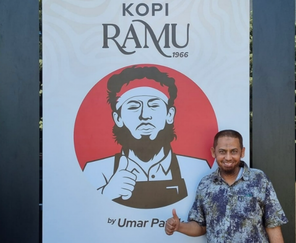 2002년 발리 폭탄테러 핵심 인물인 우마르 파텍이 지난 3일 인도네시아 수라바야에서 자신의 커피 브랜드 ‘라무 커피 1966 by 우마르 파텍’을 내놓고 포즈를 취하고 있다. SCMP 캡처