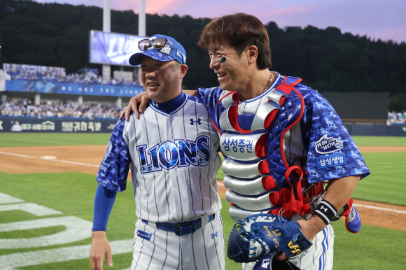 박진만 삼성 라이온즈 감독이 6일 대구 삼성라이온즈파크에서 열린 2025 KBO리그 정규시즌 NC 다이노스와의 홈 경기에서 사령탑 통산 200승을 달성한 뒤 강민호에게 축하받고 있다. 삼성 라이온즈 제공