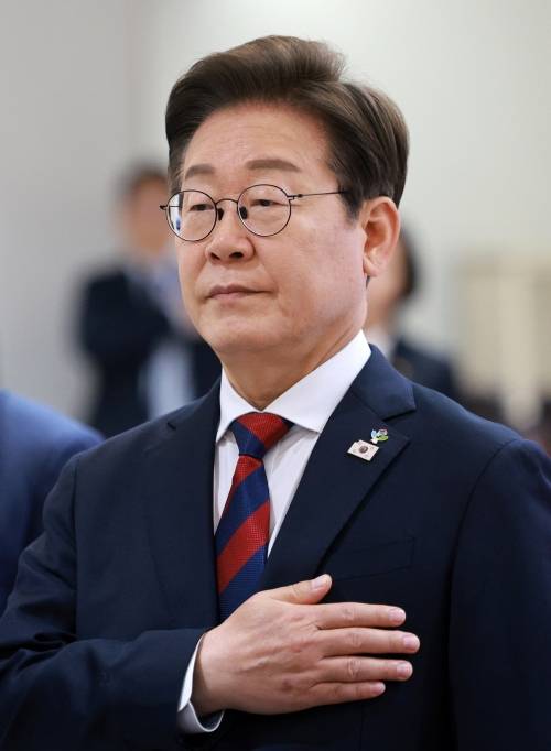 이재명 대통령이 5일 서울 용산구 대통령실 청사에서 열린 국무회의에서 국기에 경례를 하고 있다. 이 대통령 왼쪽 가슴에 모서리가 찢어진 모양의 ‘진관사 태극기’ 배지가 달려있다. 2025.06.05 뉴시스