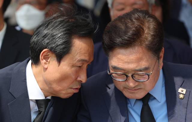 우원식(오른쪽) 국회의장과 대통령실 우상호 정무수석이 지난 9일 서울 서대문구 연세대학교 이한열 동산에서 열린 제38주기 이한열 추모식에 참석해 대화를 나누고 있다. 우 수석은 이한열기념사업회 이사장이다. 연합뉴스