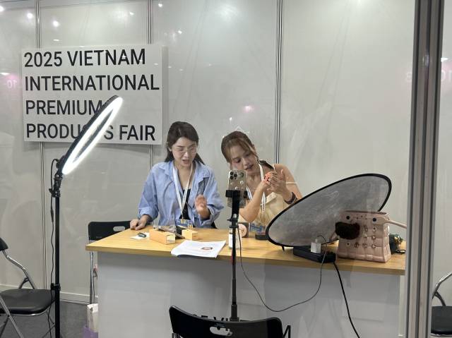 틱톡 팔로워 25만 명을 보유한 베트남 인플루언서 호앙티미흐엉(27)이 5일 열린 ‘2025 베트남 국제 프리미엄 소비재전’에서 라이브 방송을 켜고 한국 화장품을 리뷰하고 있다. 호찌민=정혜진 기자