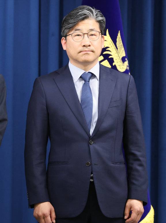 6월 6일 대통령실 수석비서관급 재정기획보좌관으로 임명된 류덕현 중앙대 교수가 서울 용산구 대통령실 청사에서 열린 수석비서관 인선 발표에 참석했다. 뉴스1