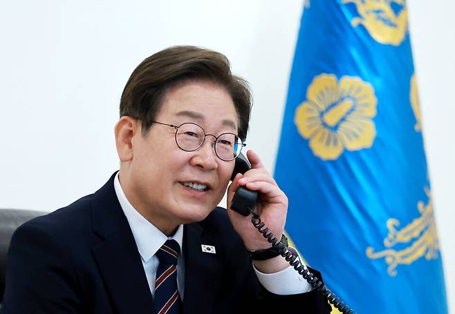 이재명 대통령이 6월9일 서울 용산 대통령실 청사 집무실에서 이시바 시게루 일본 총리와 전화 통화를 위해 수화기를 들고 있다. ⓒ연합뉴스