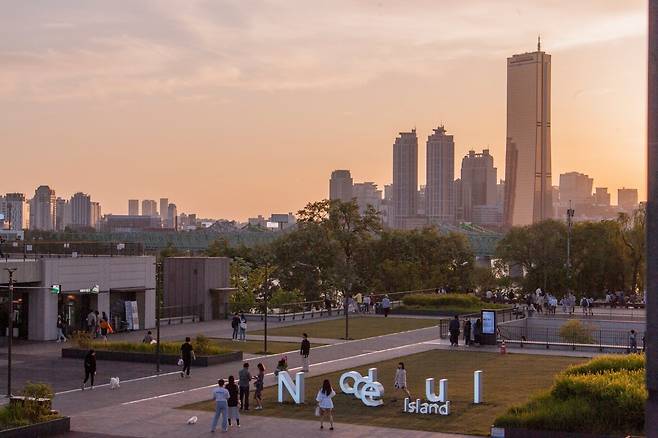 노들섬의 노을. 너른 잔디밭에서 피크닉을 즐기면서 빌당숲이 붉게 물드는 도심의 낙조를 감상할 수 있다 사진제공|서울관광재단