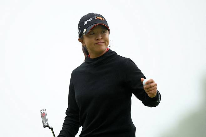 김세영이 9일 LPGA 투어 숍라이트 클래식 최종라운드 13번홀에서 3연속 버디를 성공한 뒤 갤러리에 인사하고 있다. 갤러웨이|AFP연합뉴스