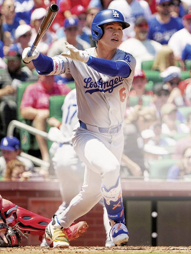 LA 다저스 김혜성이 9일 미국 미주리주 세인트루이스 부시스타디움에서 열린 세인트루이스와의 경기에서 2회 2타점 3루타를 치고 있다. 세인트루이스 | AP연합뉴스