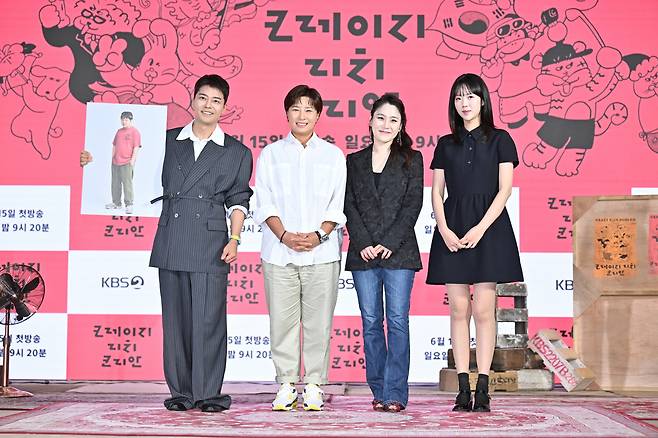 방송인 전현무(왼쪽부터), 박세리, 지휘자 장한나, 방송인 지예은이 10일 오전 서울 여의도 KBS 별관에서 열린 KBS2 예능 ‘크레이지 리치 코리안’ 제작발표회에 참석해 포즈를 취하고 있다. 사진 KBS