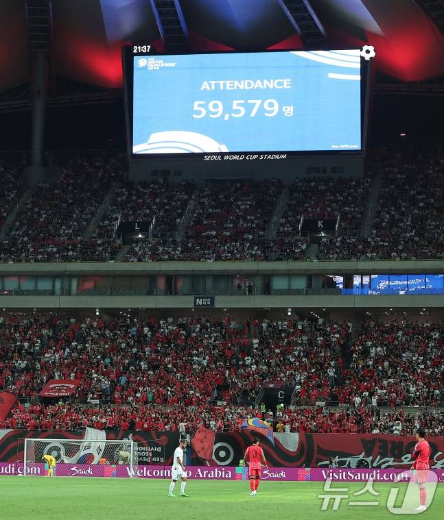 지난해 9월 5일 서울 마포구 서울월드컵경기장에서 열린 2026 국제축구연맹(FIFA) 북중미 월드컵 아시아 3차 예선 B조 1차전 대한민국과 팔레스타인의 경기, 전광판에 59,579명의 관중이 입장했다는 안내 방송이 나오고 있다. /사진=뉴스1