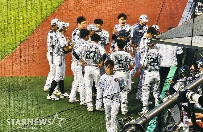 두산 베어스 양의지(가운데 5번 여동건 앞)가 4일 4회초 종료 후 선수단에게 강한 메시지를 전한 뒤 더그아웃으로 향하고 있다. /사진=김우종 기자