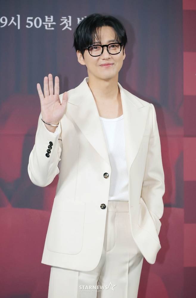 배우 남궁민이 10일 오후 서울 CGV용산아이파크몰에서 진행된 SBS금토드라마 '우리영화' 제작발표회에 참석해 포즈를 취하고 있다. 다음이 없는 영화 감독 ‘제하’와 오늘이 마지막인 배우 ‘다음’의 내일로 미룰 수 없는 사랑 이야기 '우리영화'는 오는 13일 첫 방송된다. /2025.06.10 /사진=이동훈 photoguy@