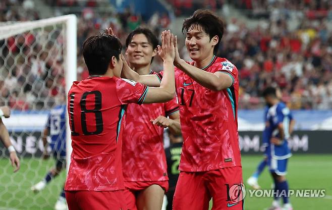 팀 두번째 골 넣는 이강인 (서울=연합뉴스) 김인철 기자 = 10일 서울월드컵경기장에서 열린 2026 북중미 월드컵 아시아 3차 예선 최종전 한국과 쿠웨이트의 경기. 후반전 한국 이강인이 추가 골을 넣고 기뻐하고 있다. 2025.6.10 yatoya@yna.co.kr