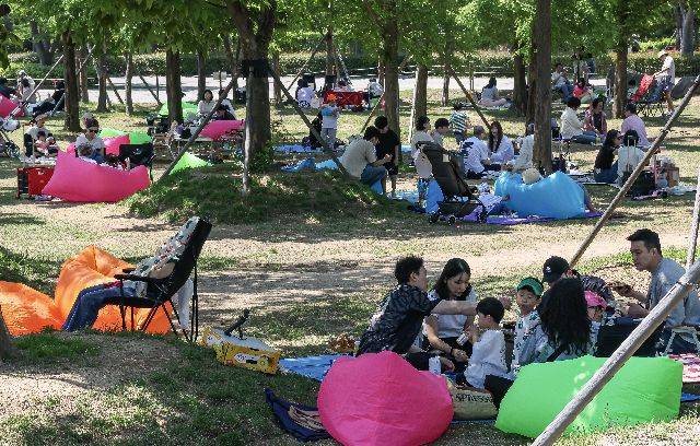 부산시민공원 하야리아 잔디광장에서 열린 ‘잔디밭 도서관’ 모습. 부산일보DB