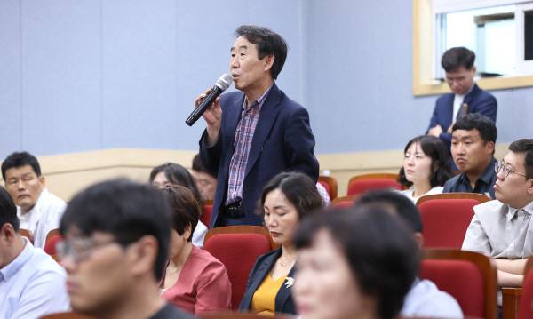 11일 오후 구미시 IT의료융합기술센터에서 열린 2025 경북포럼 '트럼프 2.0 시대, 국제경제질서 변동과 대응전략' 에서 한 참석자가 패널들에게 질문을 던지고 있다. 정훈진 기자 jhj131@kyongbuk.com