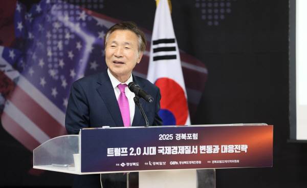 손학규 前경기도지사.前보건복지부 장관이 11일 오후 구미시 IT의료융합기술센터에서 열린 2025 경북포럼 '트럼프 2.0 시대, 국제경제질서 변동과 대응전략' 에서 주제강연을 펼치고 있다. 정훈진 기자 jhj131@kyongbuk.com