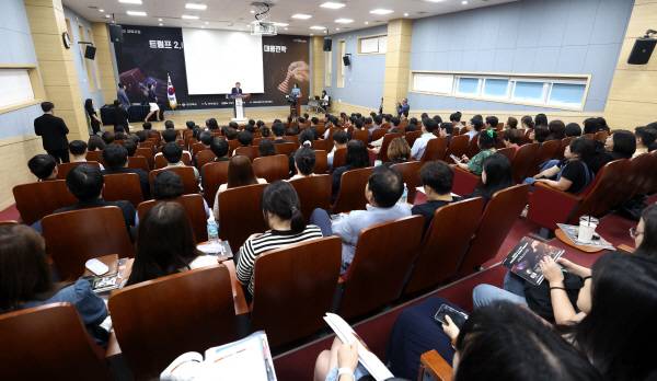 손학규 前경기도지사.前보건복지부 장관이 11일 오후 구미시 IT의료융합기술센터에서 열린 2025 경북포럼 '트럼프 2.0 시대, 국제경제질서 변동과 대응전략' 에서 주제강연을 펼치고 있다. 정훈진 기자 jhj131@kyongbuk.com