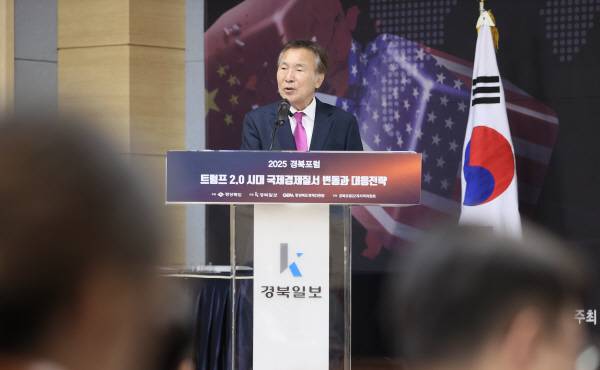 손학규 前경기도지사.前보건복지부 장관이 11일 오후 구미시 IT의료융합기술센터에서 열린 2025 경북포럼 '트럼프 2.0 시대, 국제경제질서 변동과 대응전략' 에서 주제강연을 펼치고 있다. 정훈진 기자 jhj131@kyongbuk.com