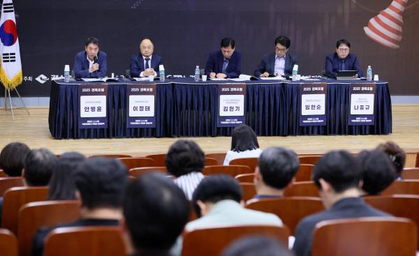 11일 오후 구미시 IT의료융합기술센터에서 열린 2025 경북포럼 '트럼프 2.0 시대, 국제경제질서 변동과 대응전략' 에서 패널들이 토론을 벌이고 있다. 정훈진 기자 jhj131@kyongbuk.com