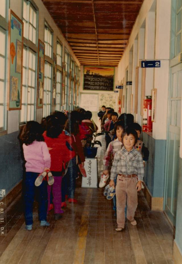 창원 상북초등학교 학생들이 좌측통행을 연습을 하고 있다(1983년).
