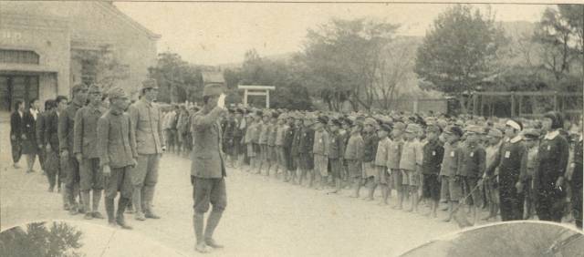 1944년 밀양초 학생들이 정렬해 있고, 교장으로 보이는 이가 경례를 하고 있다.