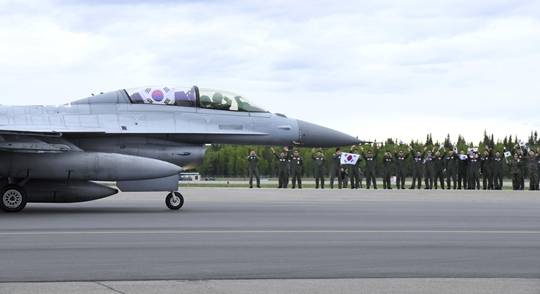 지난 4일(현지 시간) 미국 알래스카주 아일슨 기지에 무사히 착륙한 KF-16 편대가 미리 도착한 본대의 환호를 받고 있다. 사진=뉴시스(공군 제공)