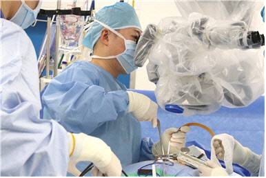이인경 인천세종병원 신경외과 과장이 수술을 진행하고 있다. (사진=인천세종병원)