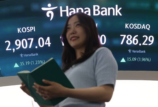 코스피가 2,900대에 안착한 11일 서울 중구 하나은행 딜링룸 현황판에 코스피·코스닥 종가가 표시돼있다. 사진=연합뉴스