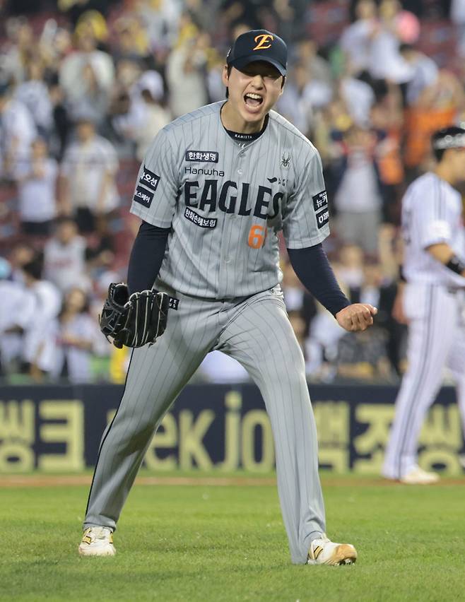 28일 서울 잠실야구장에서 열린 LG 트윈스전 연장 11회말 2사 만루에서 함창건을 삼진 아웃으로 처리하며 경기를 끝낸 뒤 포효하는 한화 이글스 조동욱