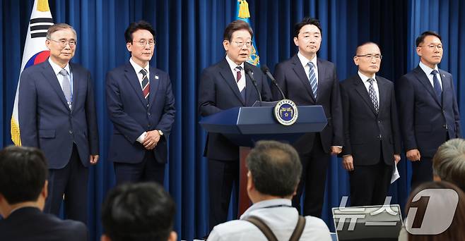 이재명 대통령이 4일 서울 용산구 대통령실 청사 브리핑룸에서 국무총리와 국정원장, 대통령 비서실장 등 인선발표를 하고 있다. 2025.6.4/뉴스1 ⓒ News1 허경 기자